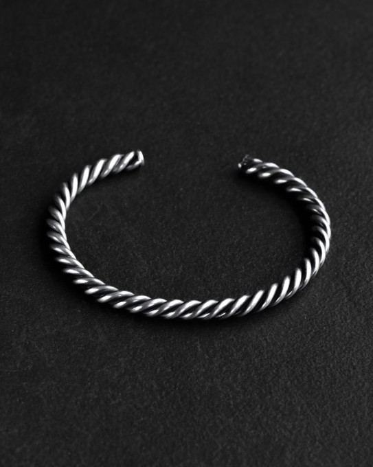 Серебряный жесткий браслет TWIST / Браслеты