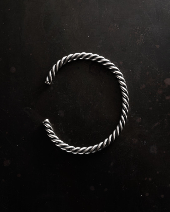 Серебряный жесткий браслет TWIST / Браслеты + 10