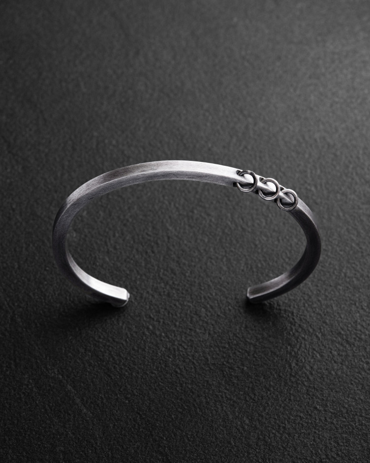 Серебряный жесткий браслет DENKEN