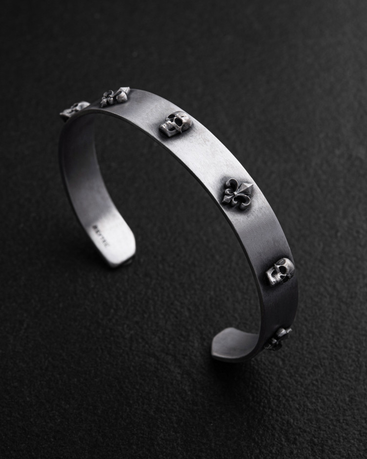 Серебряный жесткий браслет FLEUR DE LIS. SKULL