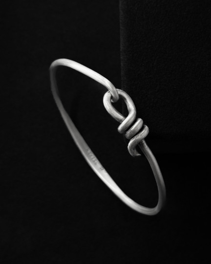 Серебряный жесткий браслет BOUCLE / Браслеты + 2