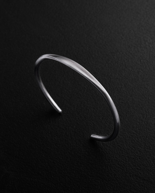 Серебряный жесткий браслет KLOEK / Браслеты + 8