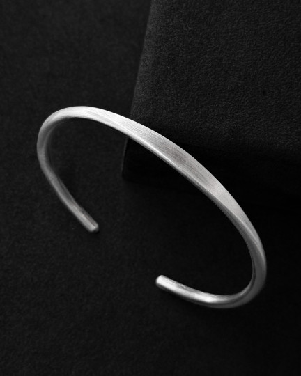 Серебряный жесткий браслет KLOEK / Браслеты