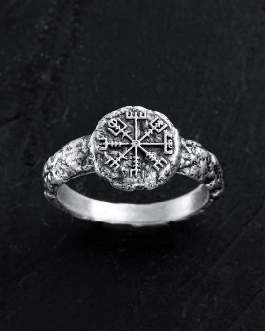 Серебряное кольцо VEGVISIR ON STONE / Кольца