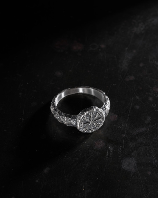 Серебряное кольцо VEGVISIR ON STONE / Кольца + 5