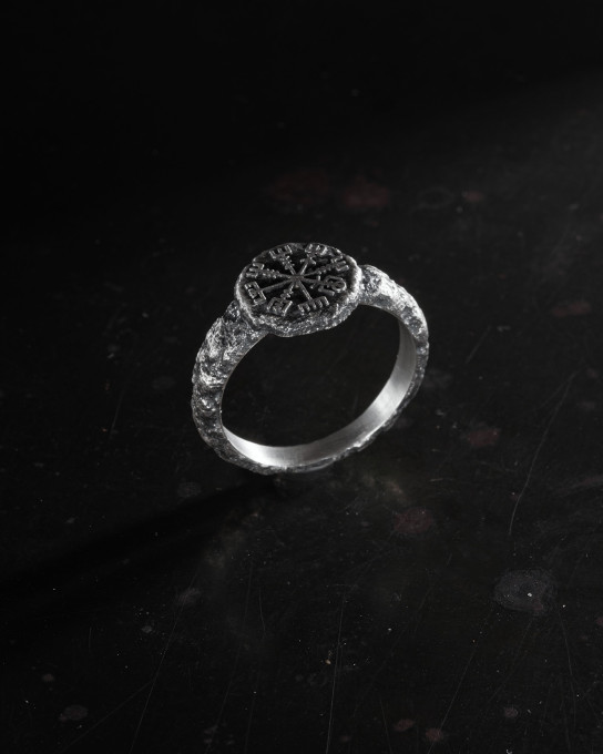 Серебряное кольцо VEGVISIR ON STONE / Кольца + 7