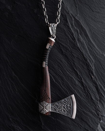 Серебряный кулон VIKING AX (кокоболо) / Кулоны