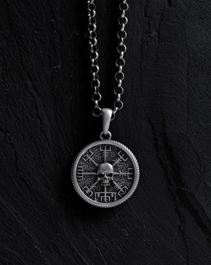 Серебряный кулон VEGVISIR WITH SKULL / Кулоны