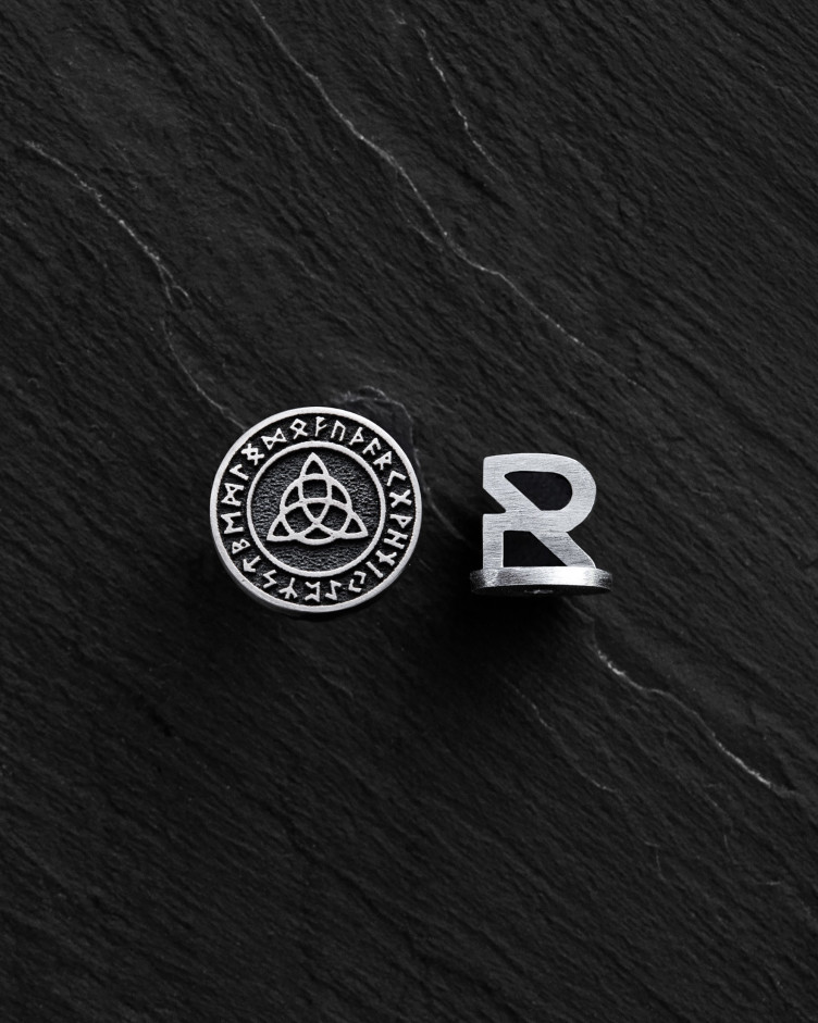 Серебряная моносерьга TRIQUETRA. RUNES
