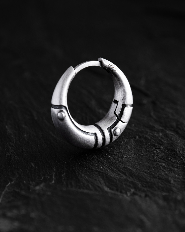 Серебряная моносерьга AXE 4