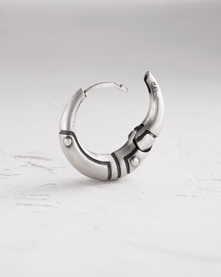 Серебряная моносерьга AXE 2