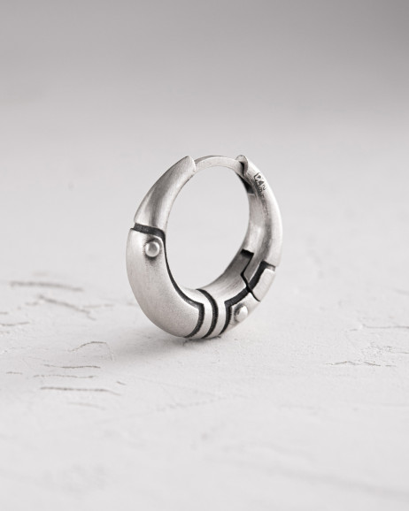 Серебряная моносерьга AXE